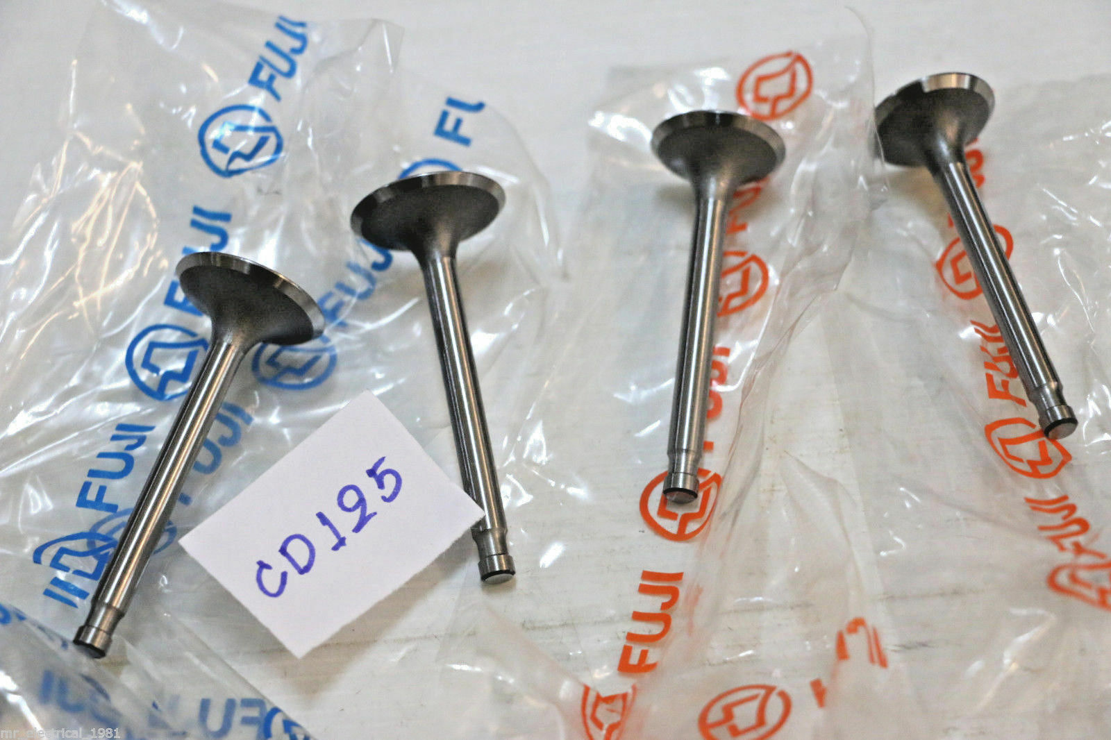 FOR Honda CD125 CB125 K3 K5 CL125A SS125 Inlet Exhaust Valve Set NEW