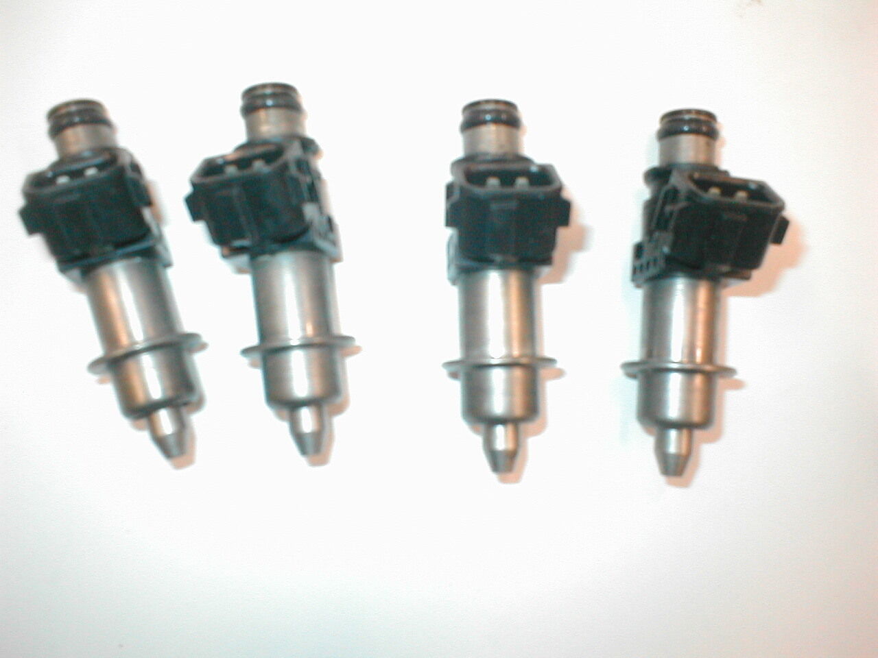 1999 2000 2001 Honda CRV Fuel injectors they fit 2.0 engine Fuel