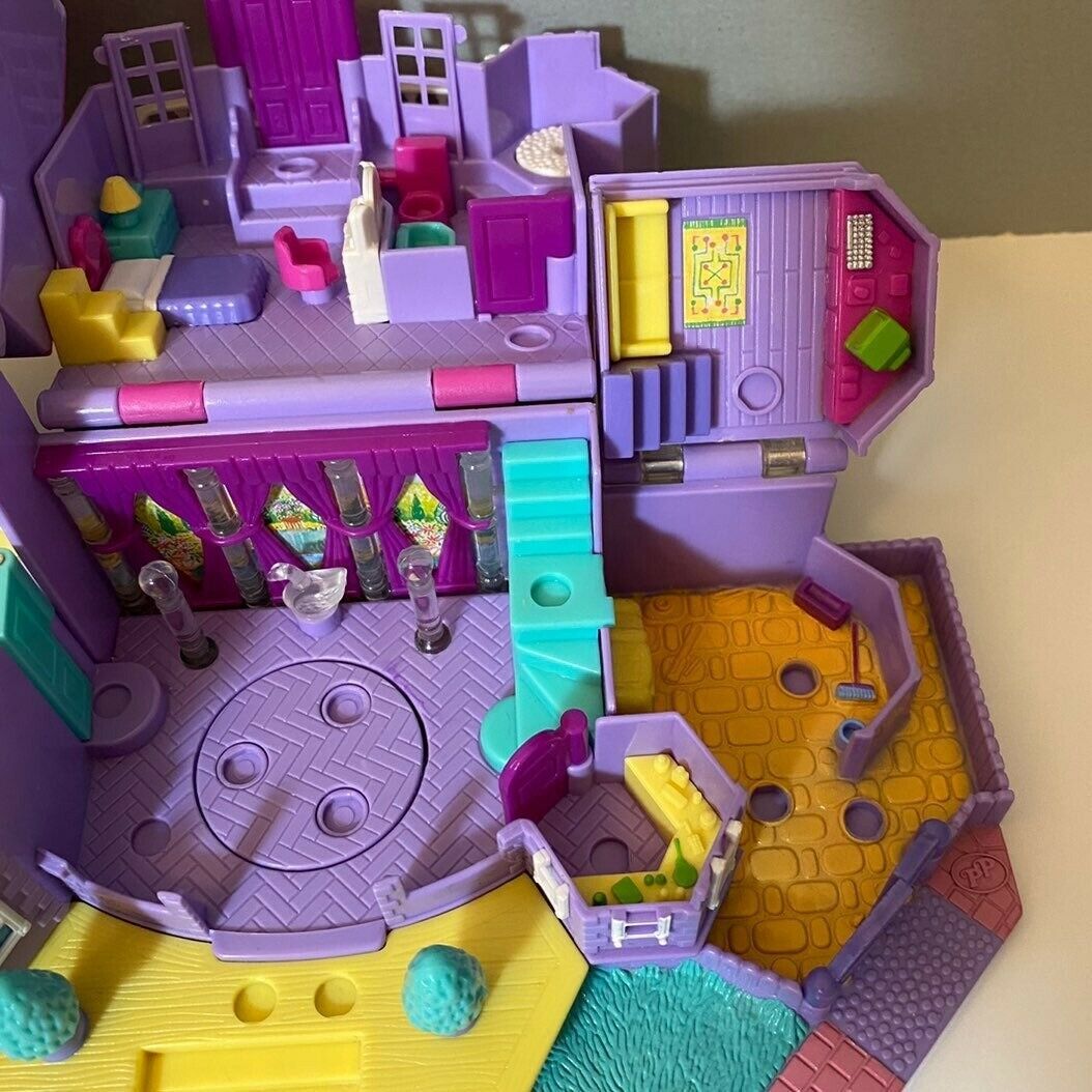 Polly Pocket Starring Shani Pollyville Museum Miniature Playset