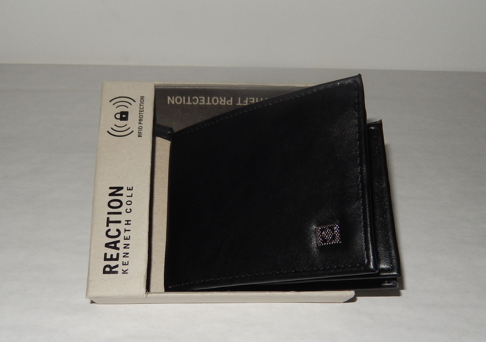 Kenneth Cole Reaction Men's RFID Protection Leather Trifold Wallet Black