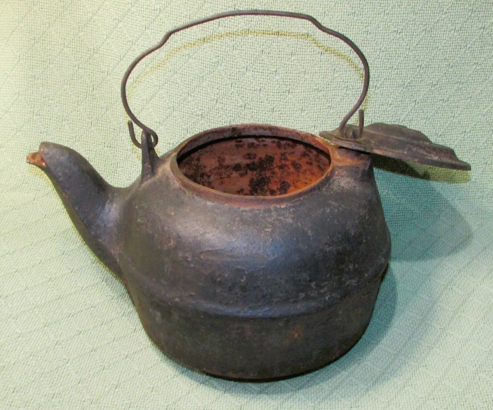 PRIMITIVE CAST IRON KETTLE 8 VINTAGE BLACK RUSTIC SWIVEL LID LARGE