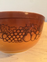 Vintage 70s Pyrex 2 1/2 qt mixing bowl with Old Orchard pattern