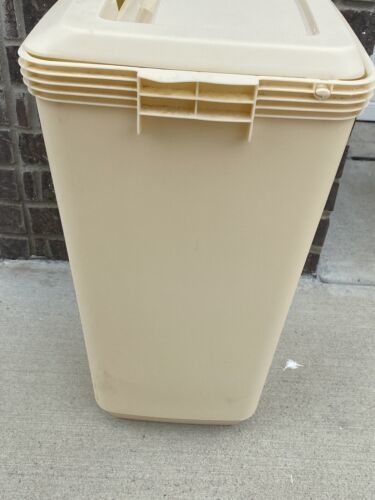 VINTAGE Cream RUBBERMAID LAUNDRY HAMPER BASKET With Lid #298A Heavy Duty