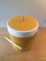 Vintage 70s ice bucket by West Bend (atomic gold/white thermal) image 2