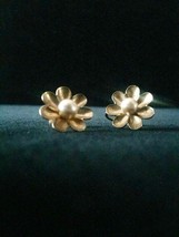 Vintage 50s golden flower and center pearl screw back earrings