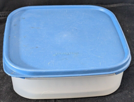 TUPPERWARE Sandwich Keeper Blue Square Locking Container 3752D-1