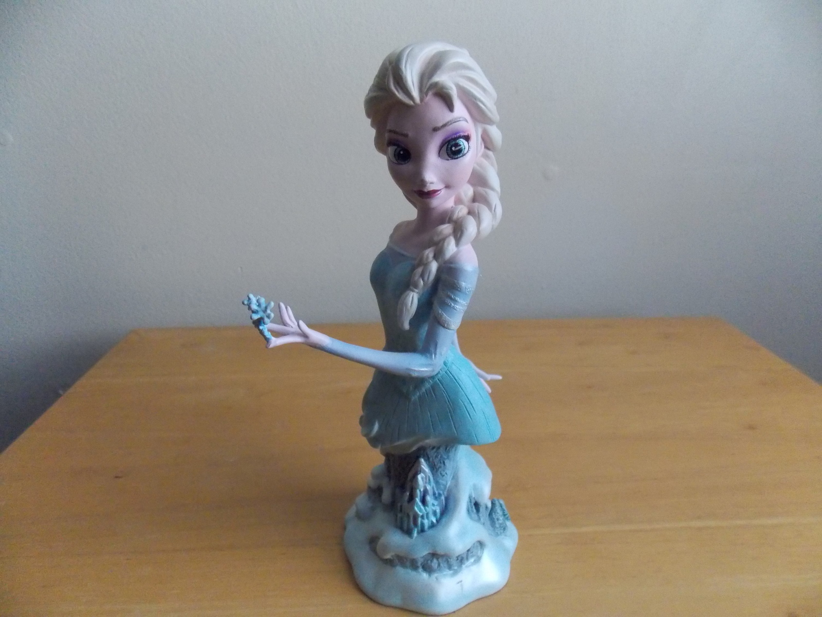 Enesco Disney Showcase Frozen Elsa Ceramic Figurine, India