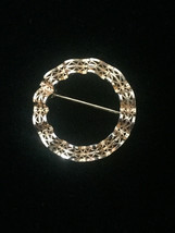 Vintage 50s Wavy Ribbon Filagree Gold Circle brooch