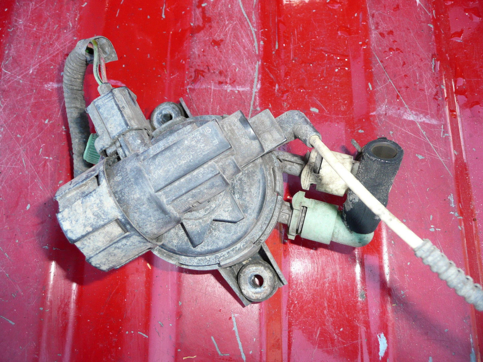 92-93-94 lincoln town car Purge Vapor Air Pump Valve And Bracket PA66