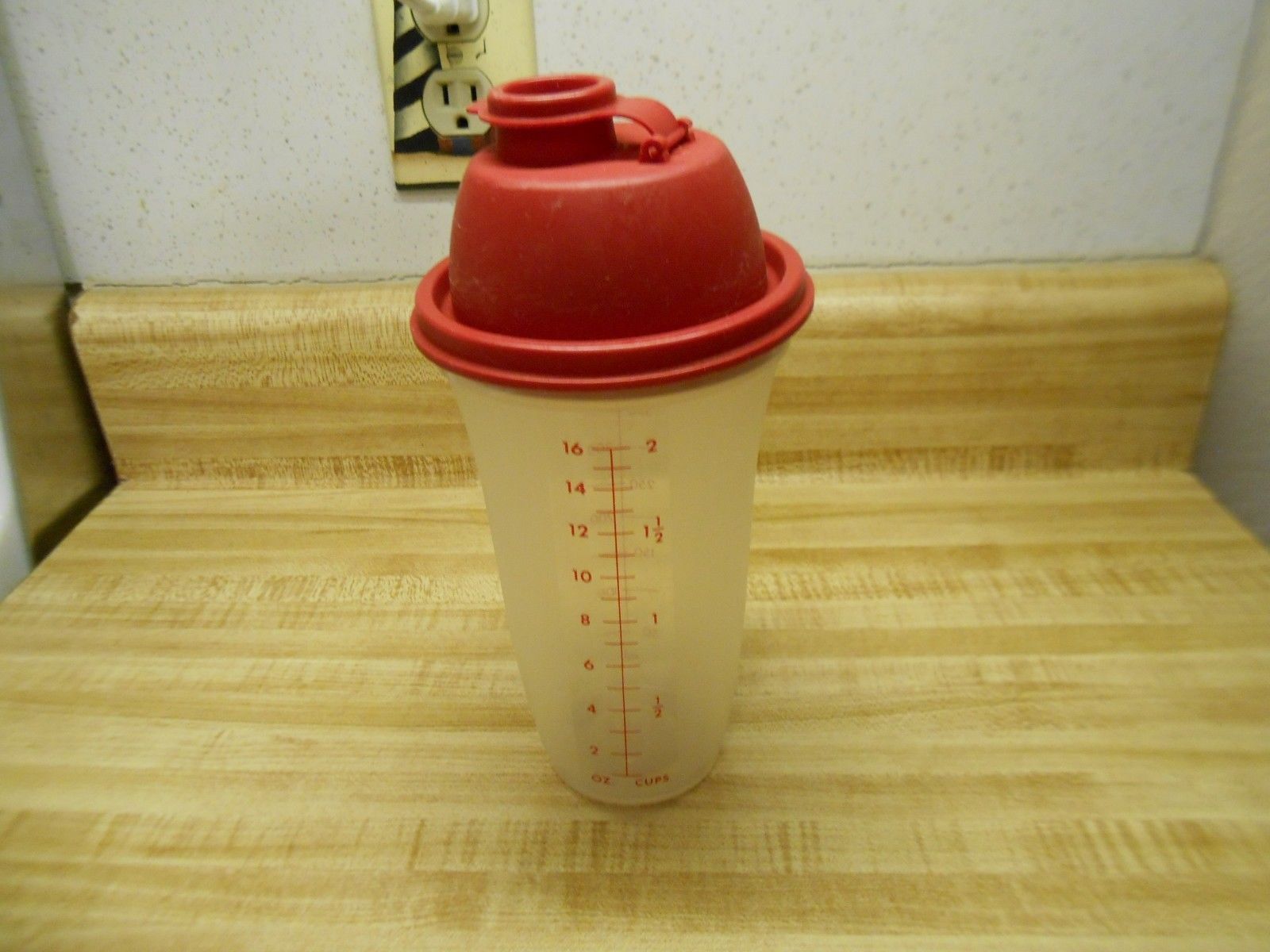 TUPPERWARE Gravy Maker 8oz QUICK SHAKE Shaker Mixer RED