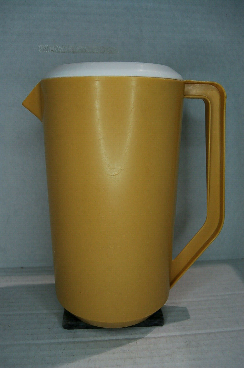 Vintage Rubbermaid Pitcher Yellow Gold White Lid 1 1/2 Qt Size