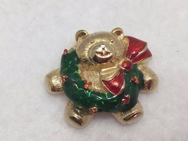 Vintage Teddy Bear w/ Wreath Christmas Brooch Xmas Holiday 22383 Pin - $14.84