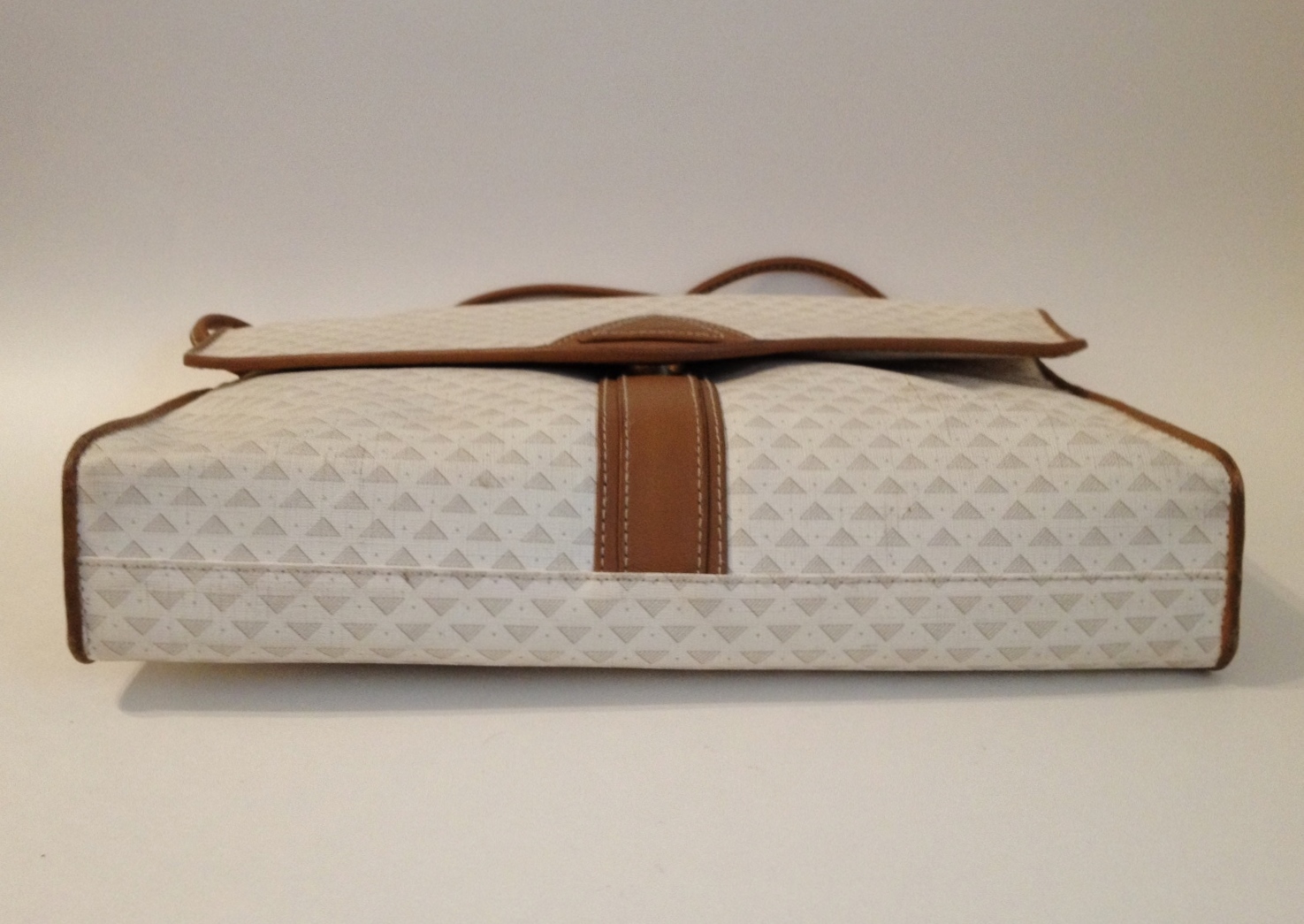 Liz Claiborne Purse Handbag Cream Off White Faux Croc Tote Satchel Shoulder  Bag for Sale in Quartz Hill, CA - OfferUp
