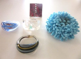Lot 5 Vintage Rings MOD Mid Century Enamel Glass Lucite & Seed Beads Sizes 6, 7  - $14.98