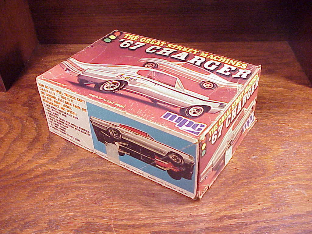 Skill 2 Model Kit 1969 Dodge Charger R/T Country 1/25 Scale