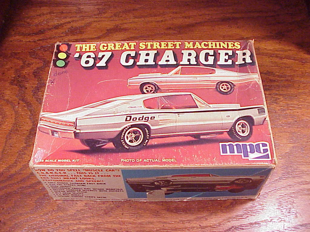 Skill 2 Model Kit 1969 Dodge Charger R/T Country 1/25 Scale