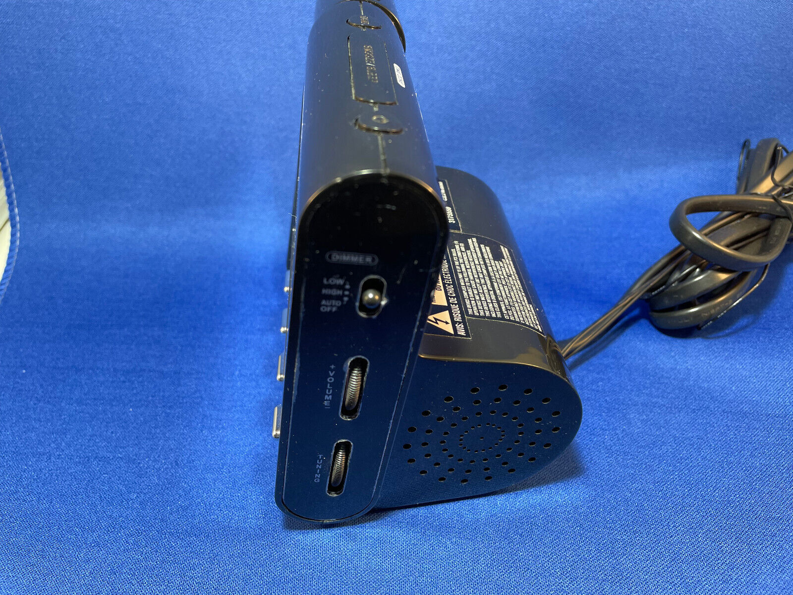 Magnasonic MM176K Projection Alarm Clock With Am/fm Radio Battery Backup Clocks