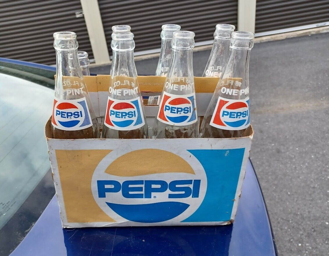 Primary image for Vintage Pepsi bottles w/carrying case 7 - 16 Oz Bottles & 1 - 10 oz bottle glass