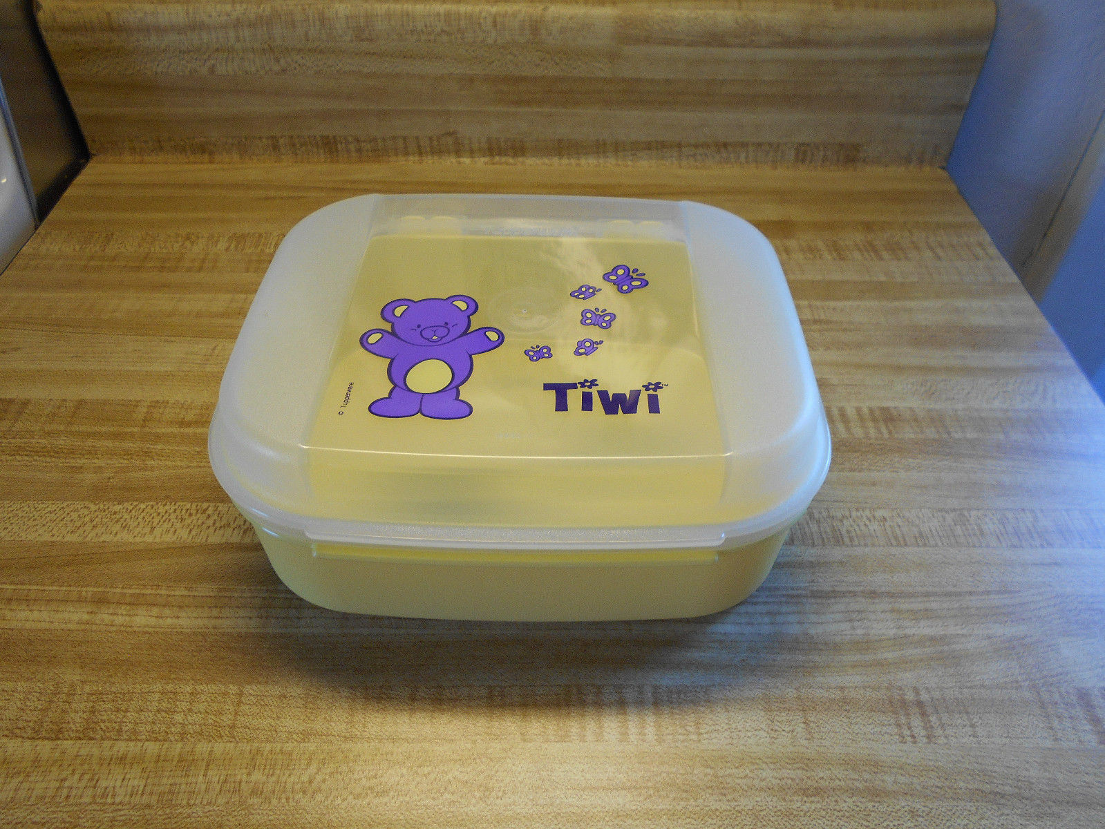 Tupperware Lettuce Keeper with Spike Insert  Tupperware, Vintage tupperware,  Kitchen jars storage