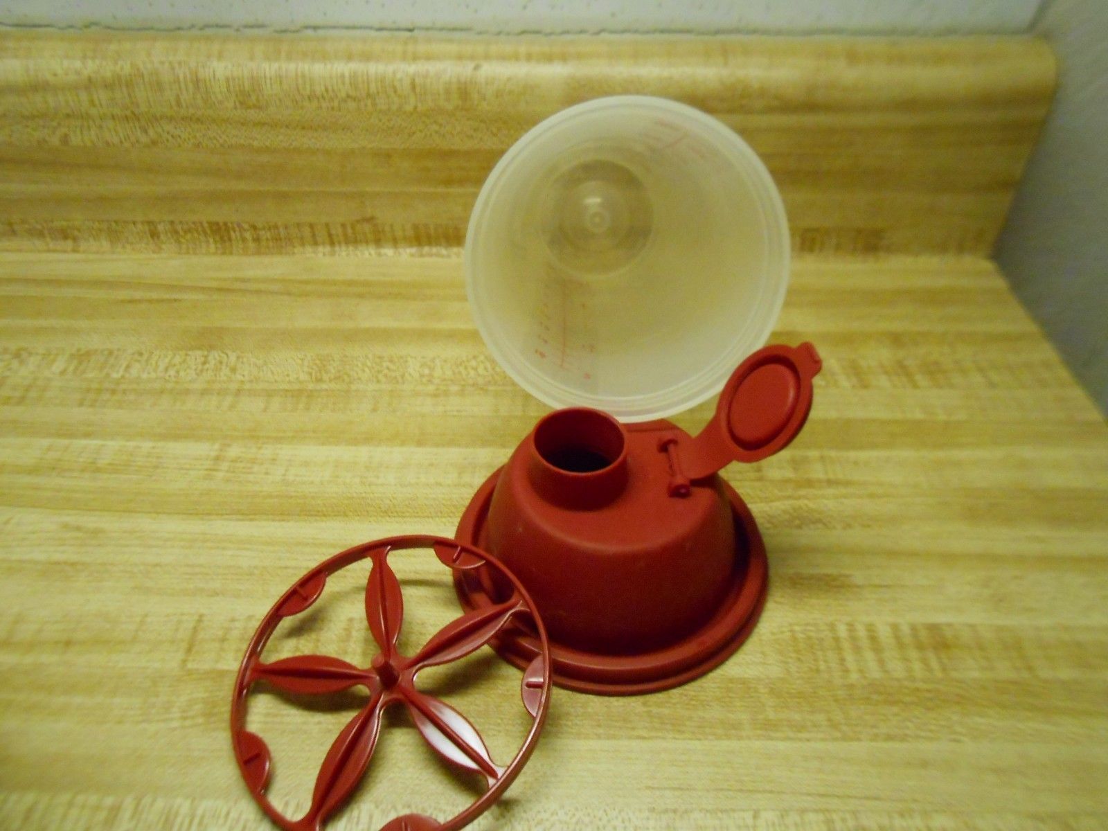 TUPPERWARE Gravy Maker 8oz QUICK SHAKE Shaker Mixer RED