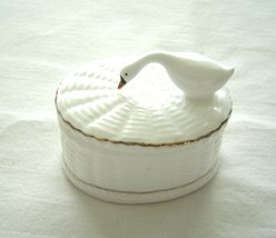 Glass Swan on Woven Basket Trinket Box Removable Lid - $16.99