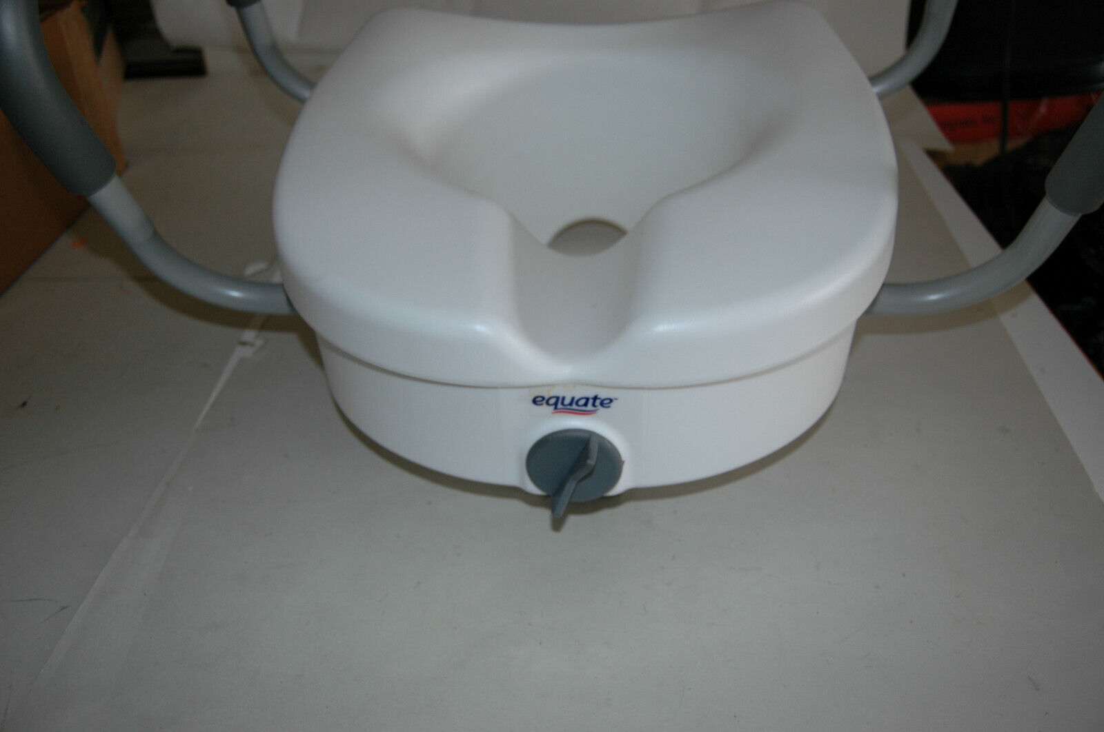 Equate Locking Raised Toilet Seat w/adjustable comfort Handles, White