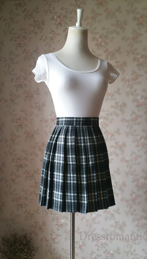 Short black and white hotsell plaid skirt