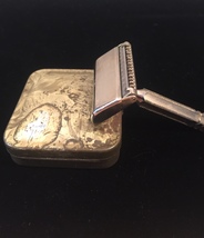Vintage Ever-Ready "1924" shovel head razor in original tin box image 2