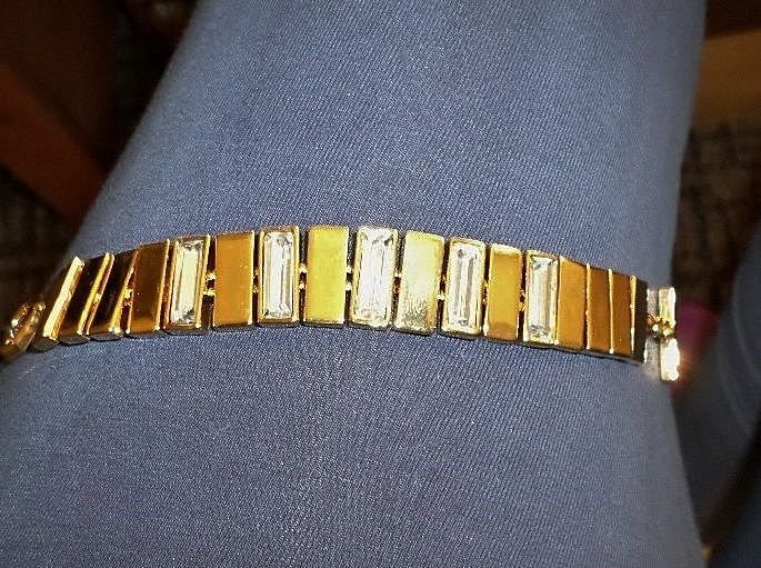 VINCE CAMUTO GOLDTONE RHINESTONE FLEX TOGGLE BRACELET NWT$78 - $20.00