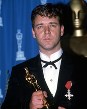 Russell Crowe 16x20 Canvas Giclee Holding Oscar Academy Award Statue - $69.99