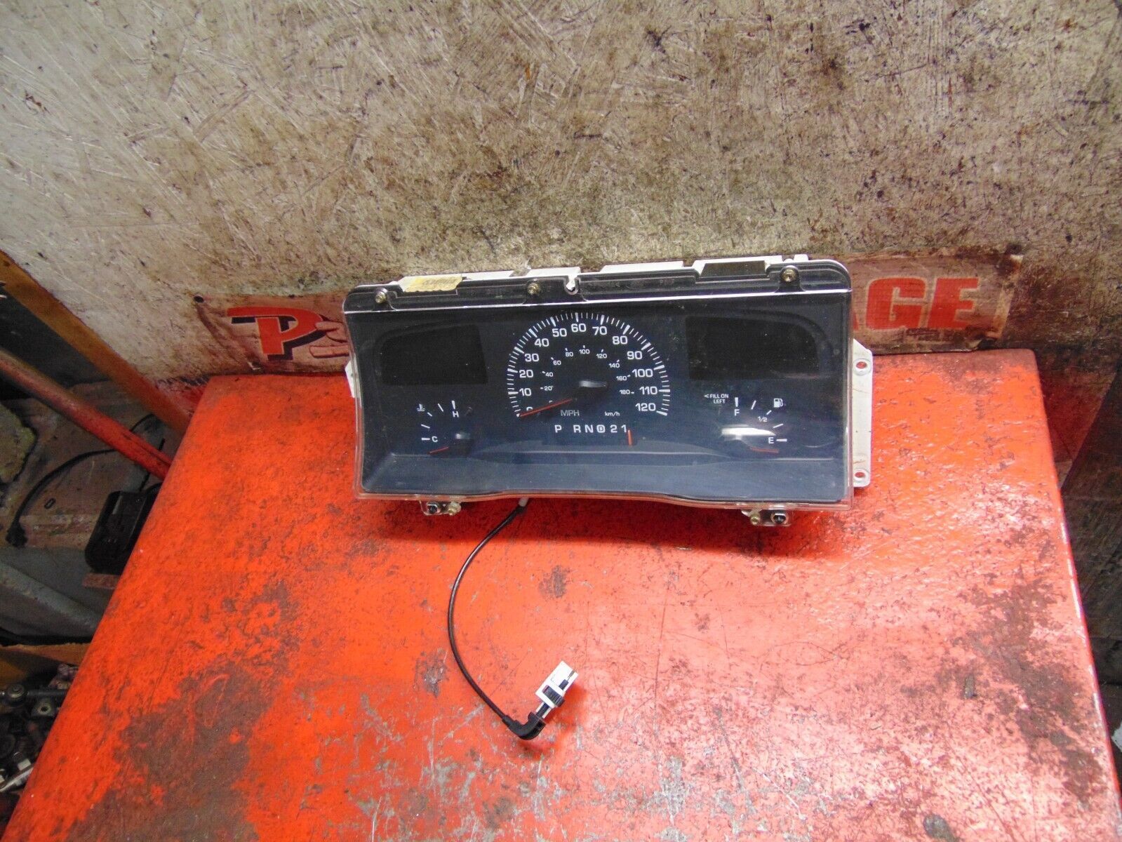 00 01 Lincoln Town car speedometer instrument gauge cluster yw1f10849