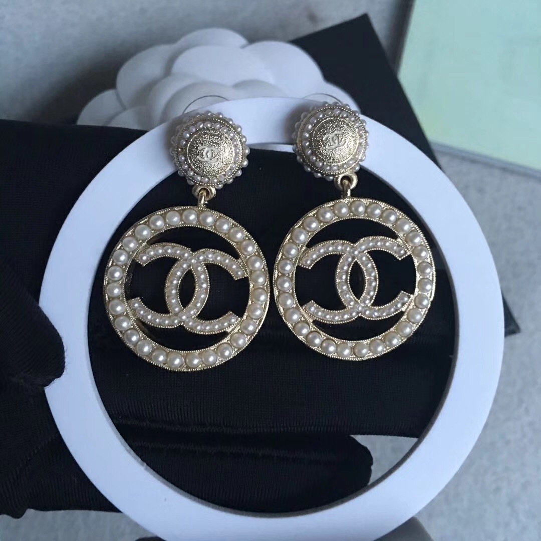 Authentic 2017 CHANEL White Pearls CC Round and 50 similar items