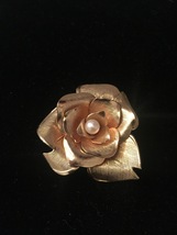 Vintage 60s large Gold Flower with 1 center pearl brooch