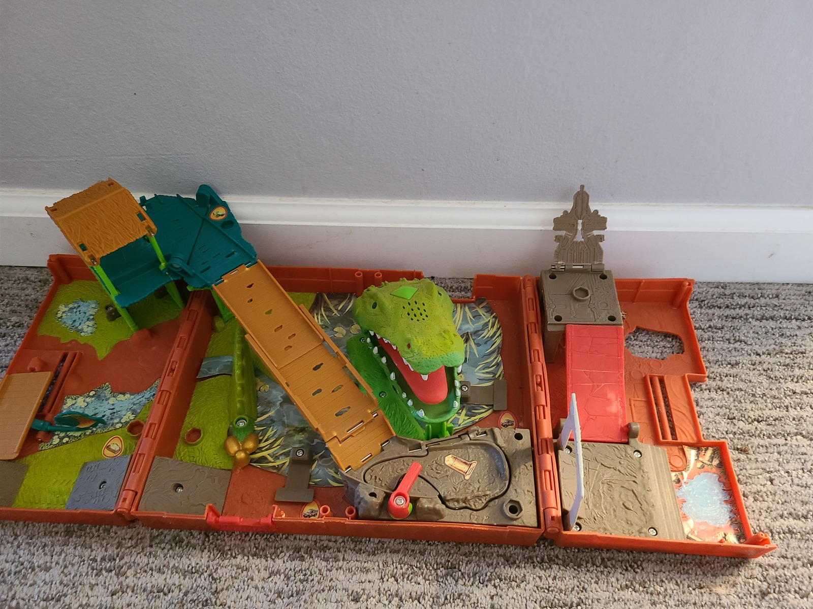 Matchbox Croc Escape Pop Up Adventure Set Crocodile Folds Up Play Sets