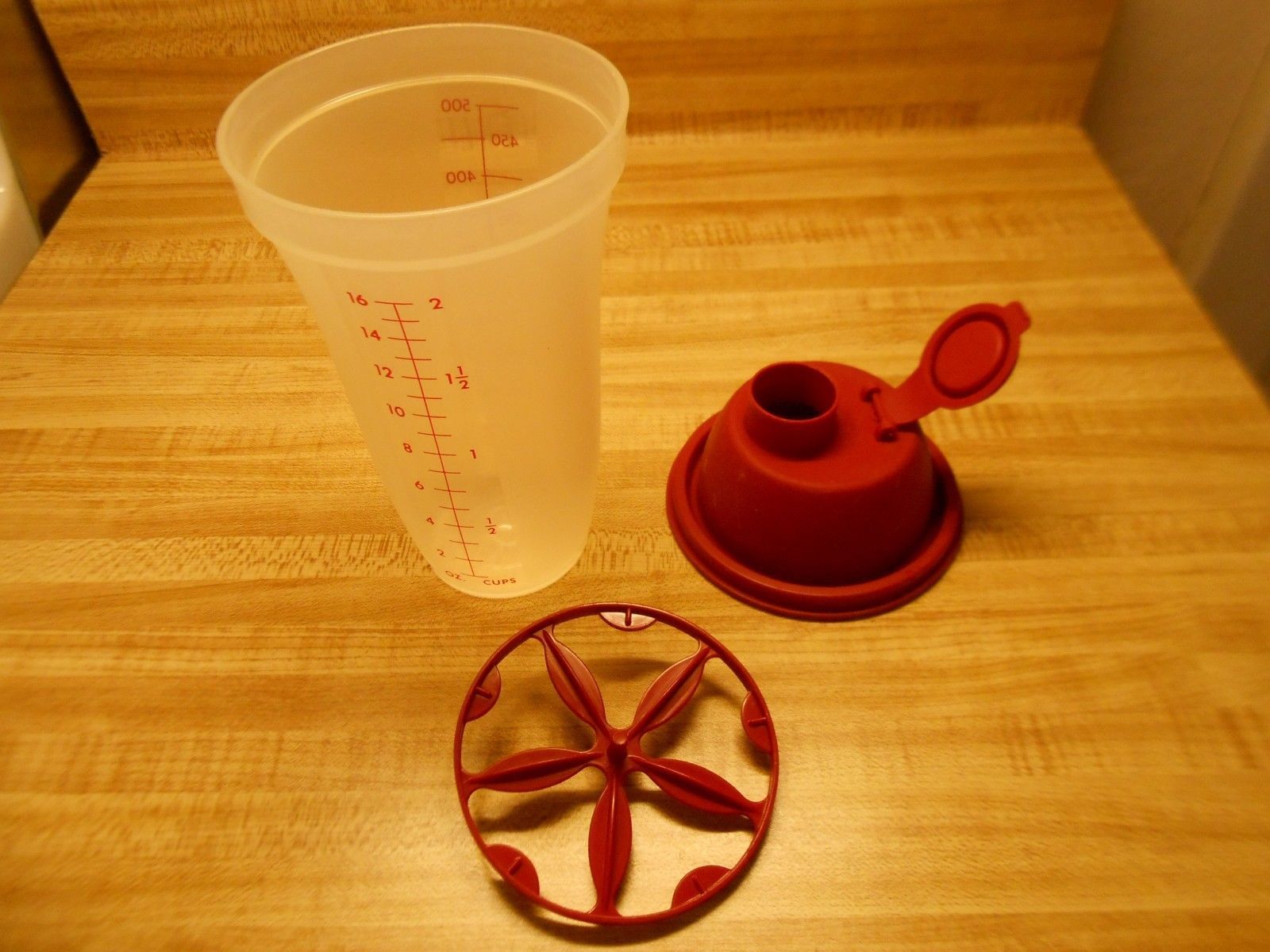 TUPPERWARE Gravy Maker 8oz QUICK SHAKE Shaker Mixer RED