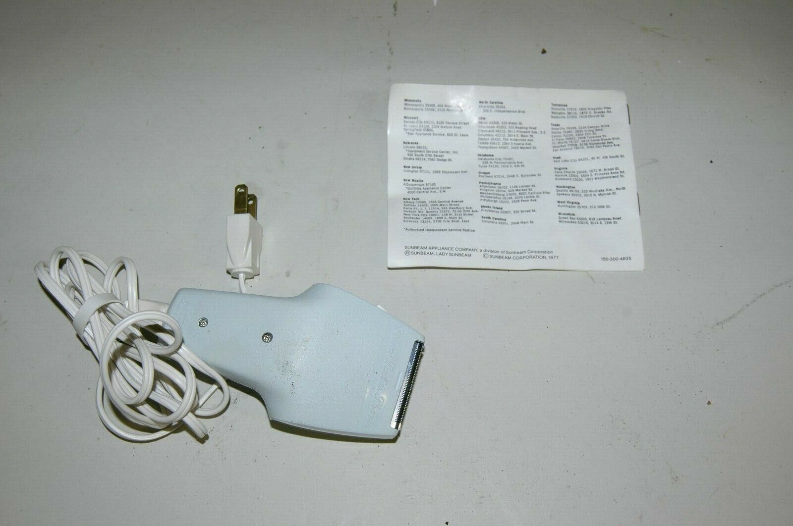 Vintage 1970's Lady Sunbeam Electric Shaver With Manual Light Blue Rose