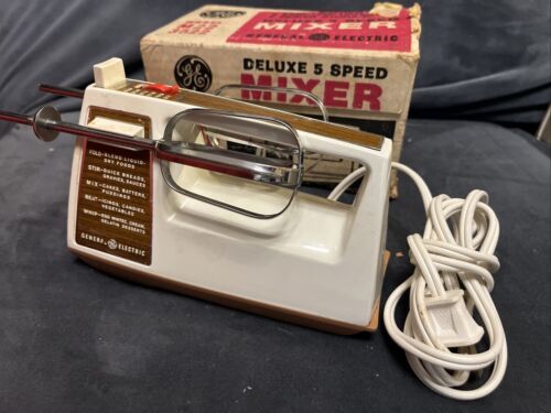Vintage Black & Decker Electric 5 Speed Deluxe Hand Mixer