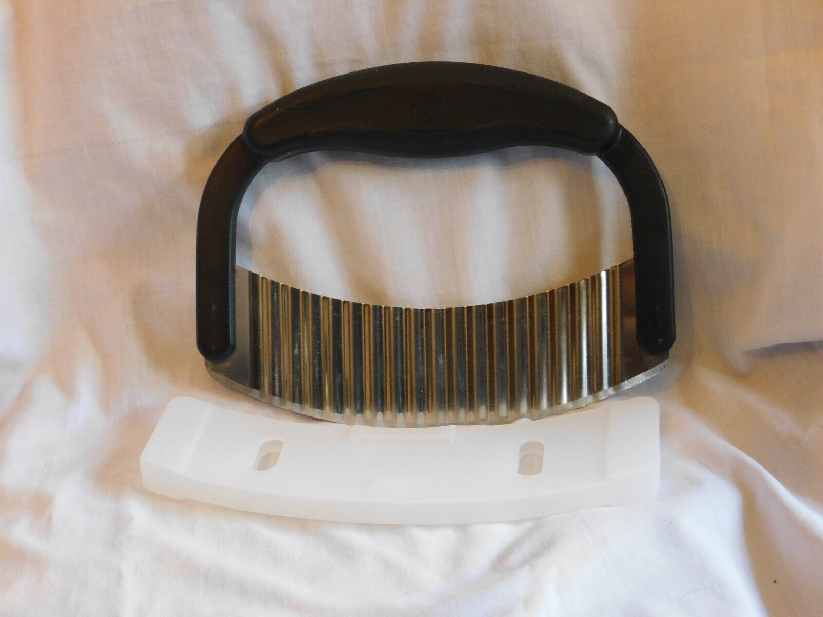 Pampered Chef Mango Wedger and Cutnseal and Crinkle Slicer Peelers