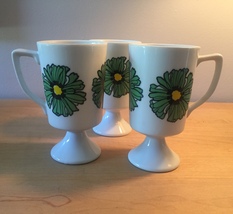 Vintage 70s Graphic Flower pedestal mug- set of 3