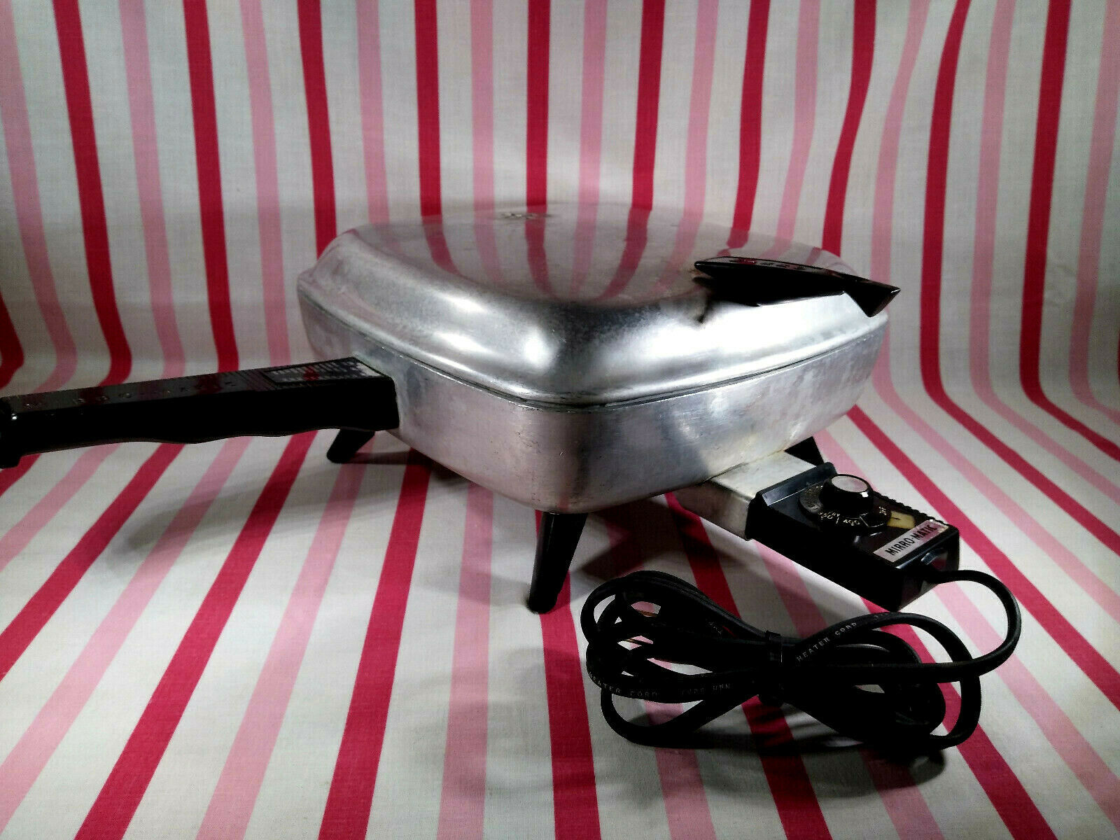 Lodge 10 SK, 3-notch Heat Ring, Cast Iron Skillet. Made in the USA.  Manufactured by Lodge in the 1970's. Excellent Condition 